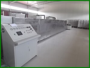 Microwave drying machine for powder